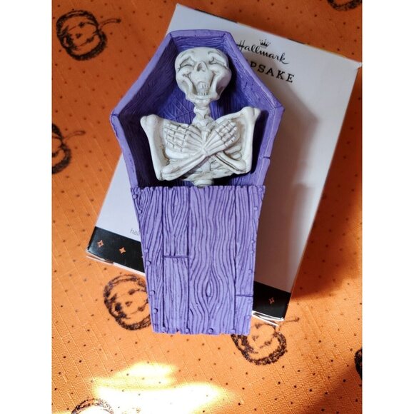 Hallmark | Holiday | 23 Hallmark Creepy Coffin Halloween Pull String ...